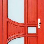 rote Eingangstür mit Verglasung