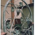 dekoratives Blumenmotiv aus Metall